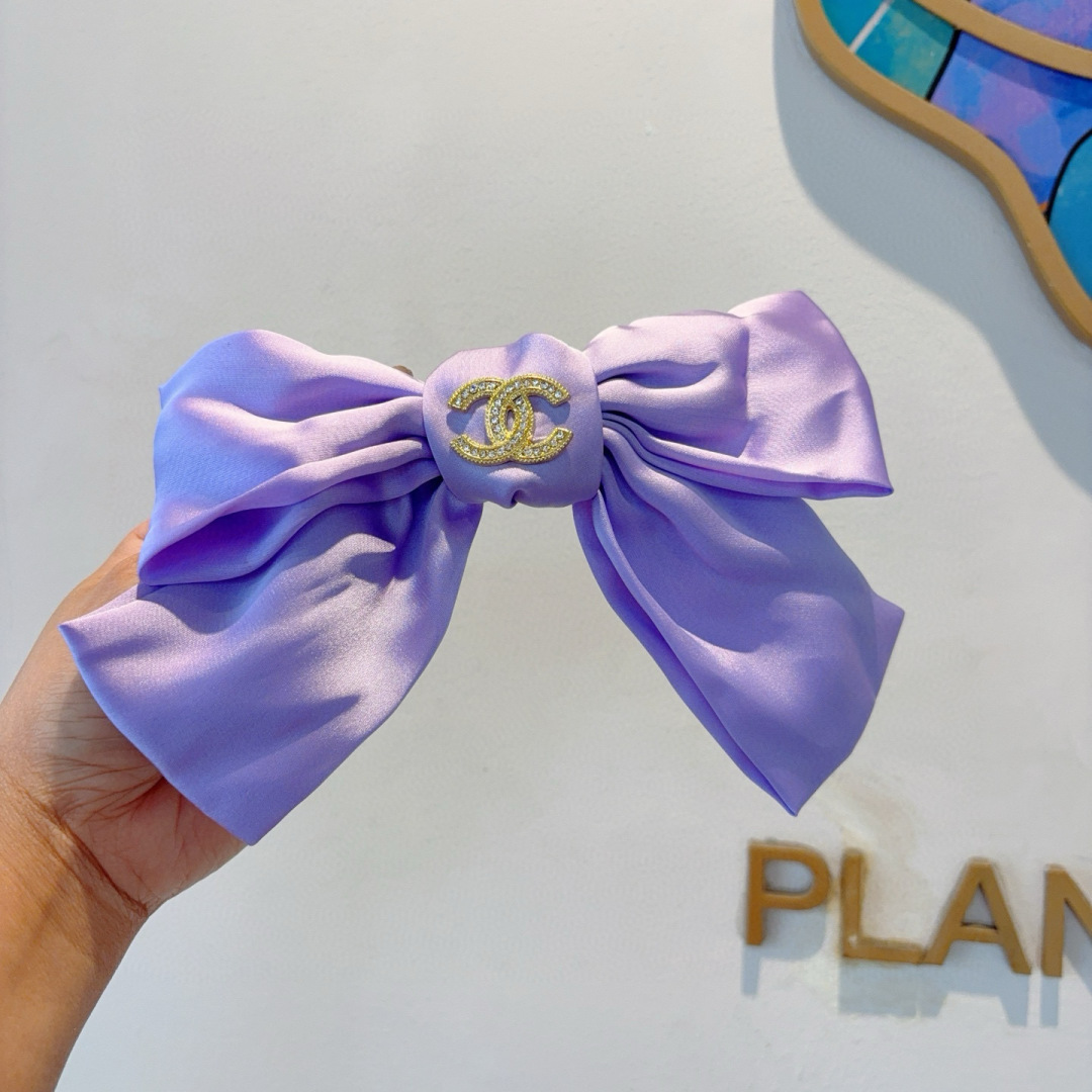 配包装
CHANEL （香奈儿）明星同款蝴蝶结波点弹弓夹 网红推荐款♥ 复古蝴蝶结款，超级百搭哦！敲黑板