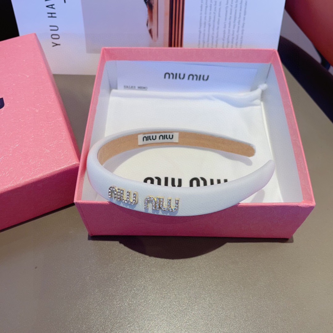 配包装
miumiu 缪缪  最新款定制发箍，细节全部实拍！特制面料非常显质感、经典而又永不过时，黑白粉