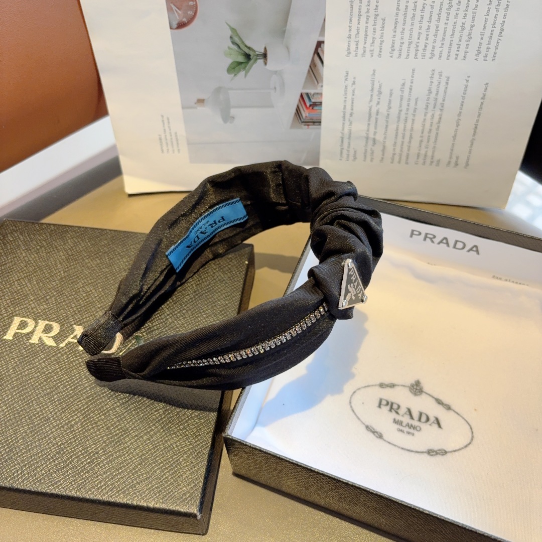 配包装
PRADA （普拉达） 新款褶皱发箍。气质女神必备单品。非常百搭，时尚潮流