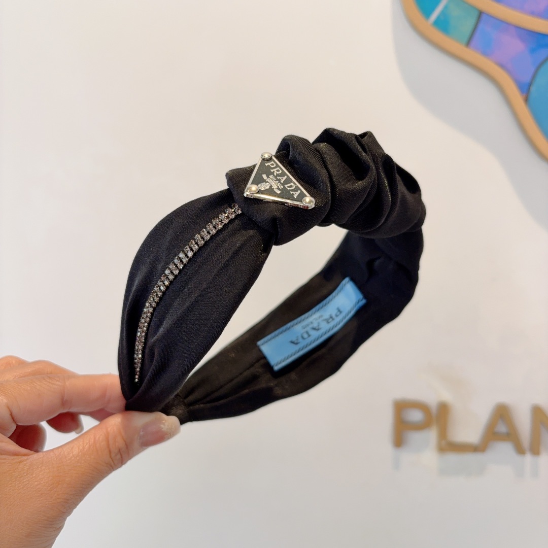 配包装
PRADA （普拉达） 新款褶皱发箍。气质女神必备单品。非常百搭，时尚潮流