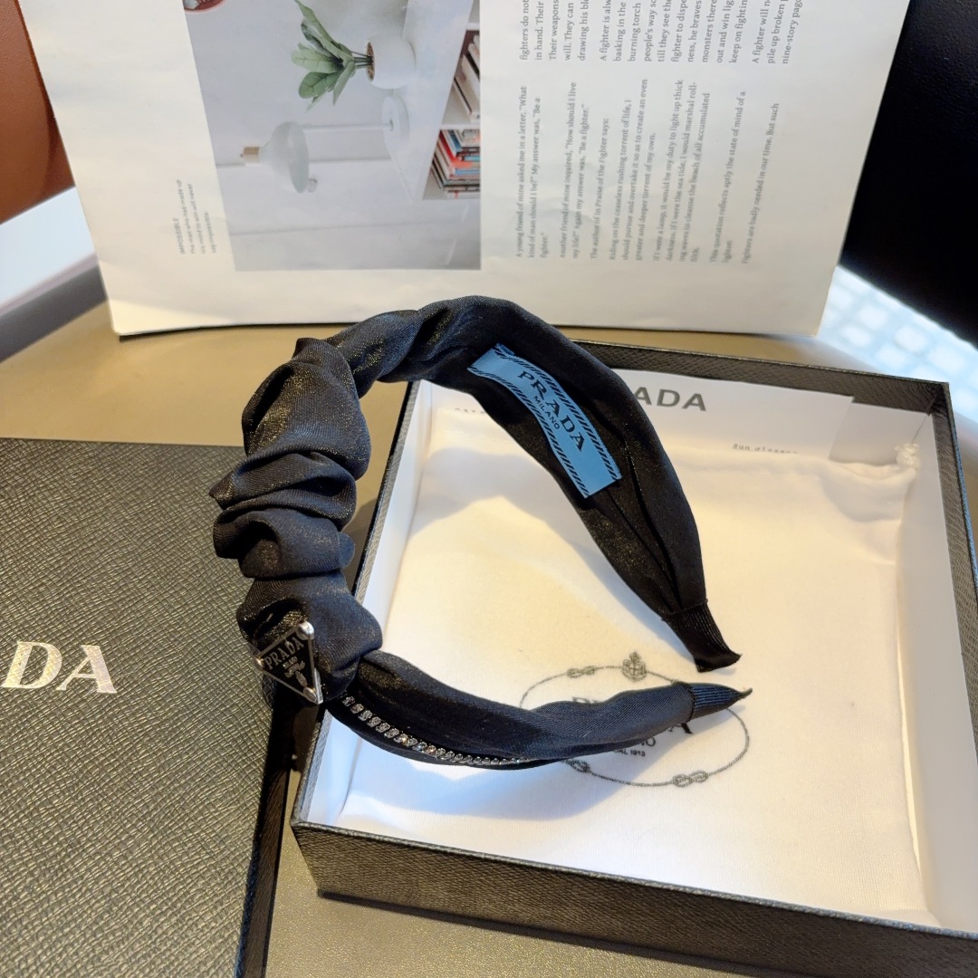 配包装
PRADA （普拉达） 新款褶皱发箍。气质女神必备单品。非常百搭，时尚潮流