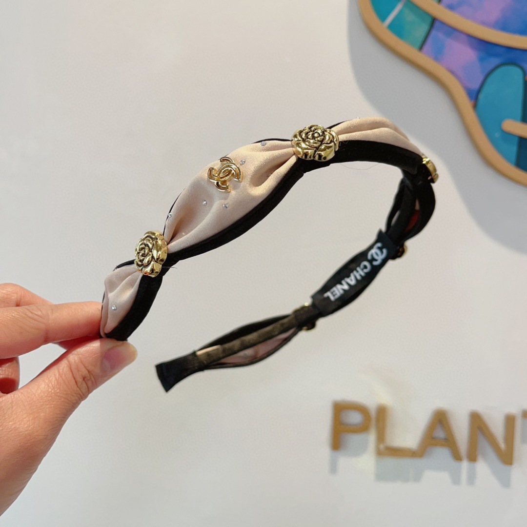 配包装
CHANEL（香奈儿）最新款小香发箍，复古头箍，网红爆款推荐 搭配高端材质，超精致，时尚百搭。