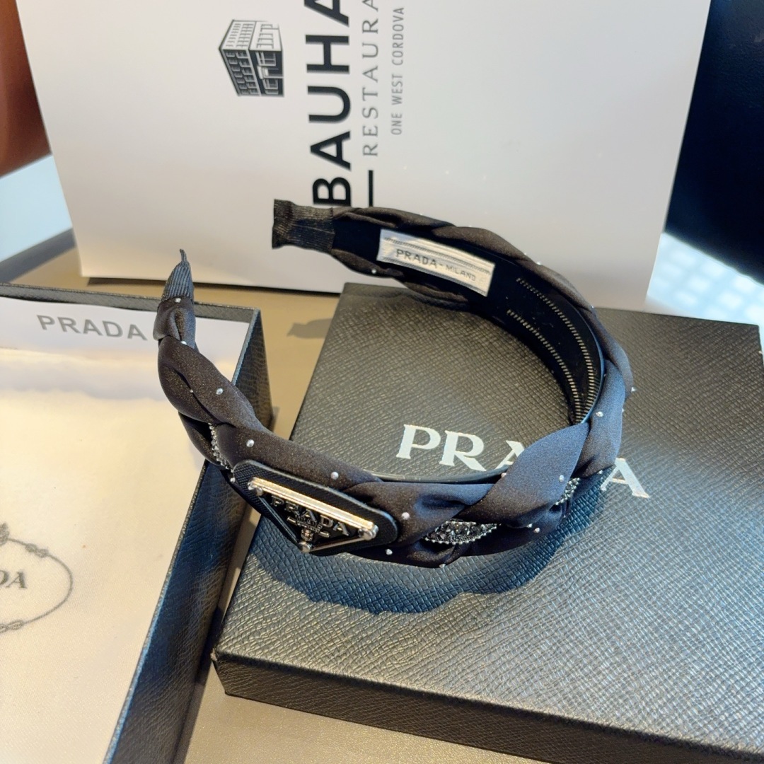 配包装
PRADA （普拉达） 新款潮流发箍。气质女神必备单品。非常百搭，时尚潮流， 戴上它满满的高大上