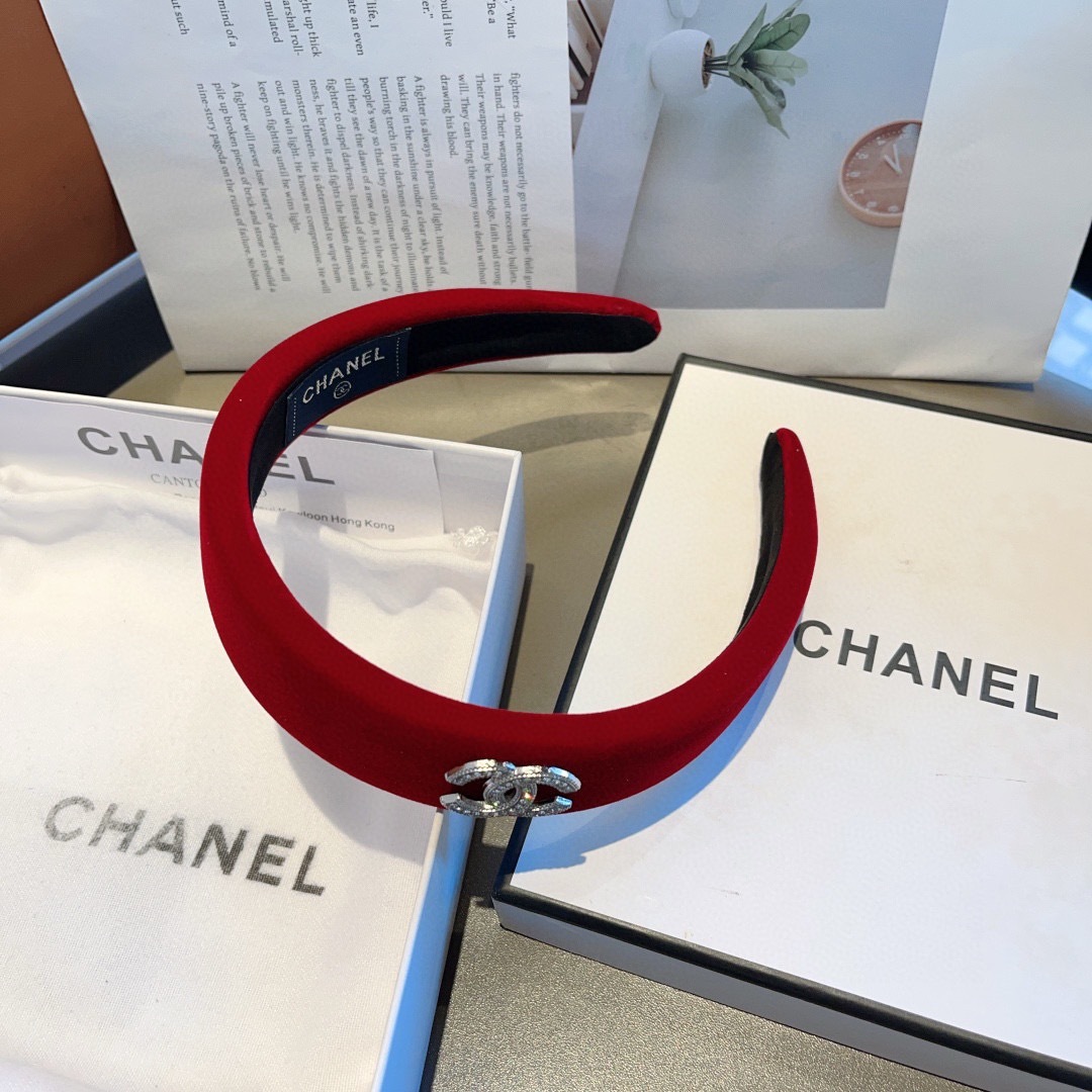 配包装
CHANEL（香奈儿）最新款小香发箍，复古头箍，网红爆款推荐 搭配高端材质，超精致，时尚百搭。