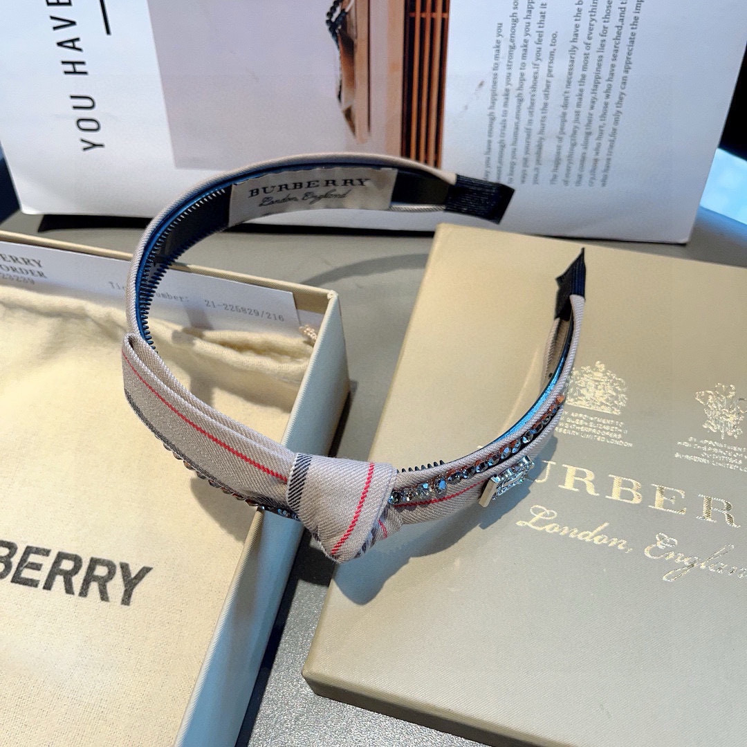配包装
巴宝莉BURBERRY 新款高版本蝴蝶结发箍，客供面料 🎀细节全部实拍！非常耐看又百搭、适合各种