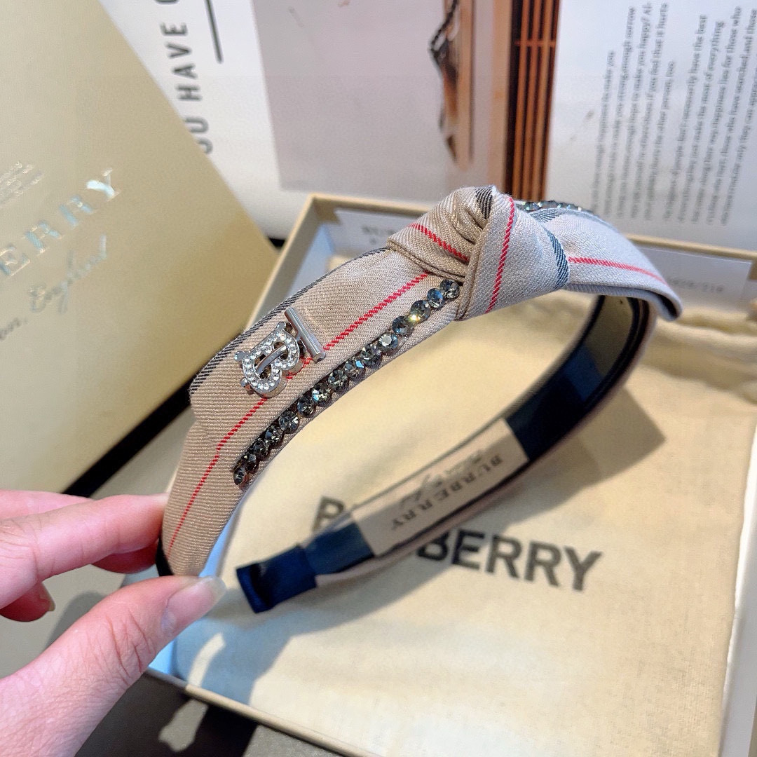 配包装
巴宝莉BURBERRY 新款高版本蝴蝶结发箍，客供面料 🎀细节全部实拍！非常耐看又百搭、适合各种