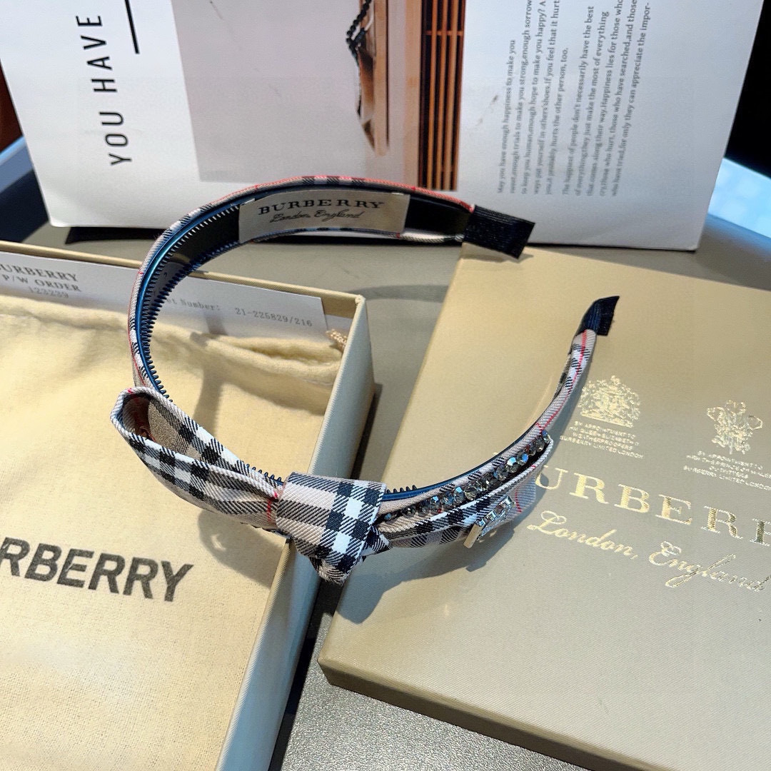 配包装
巴宝莉BURBERRY 新款高版本蝴蝶结发箍，客供面料 🎀细节全部实拍！非常耐看又百搭、适合各种