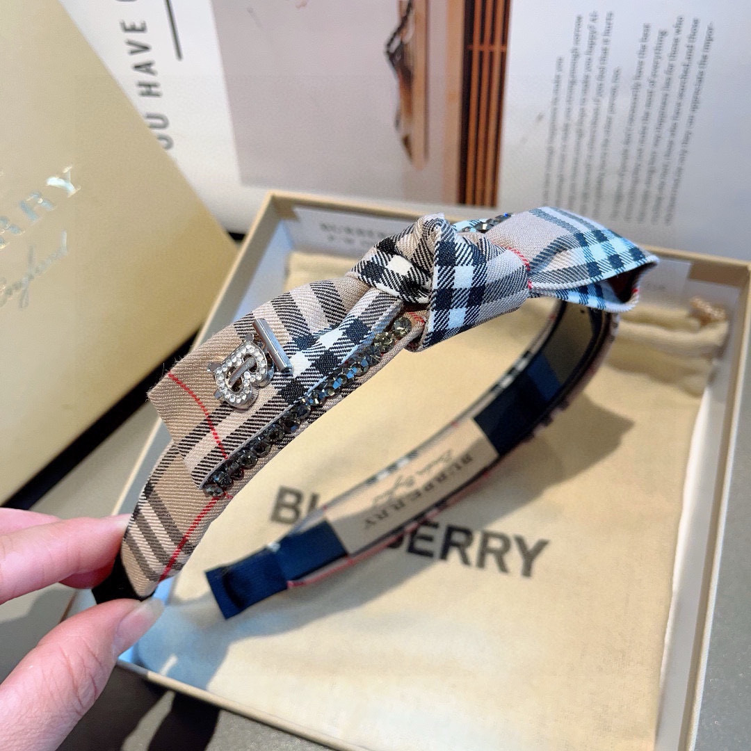 配包装
巴宝莉BURBERRY 新款高版本蝴蝶结发箍，客供面料 🎀细节全部实拍！非常耐看又百搭、适合各种