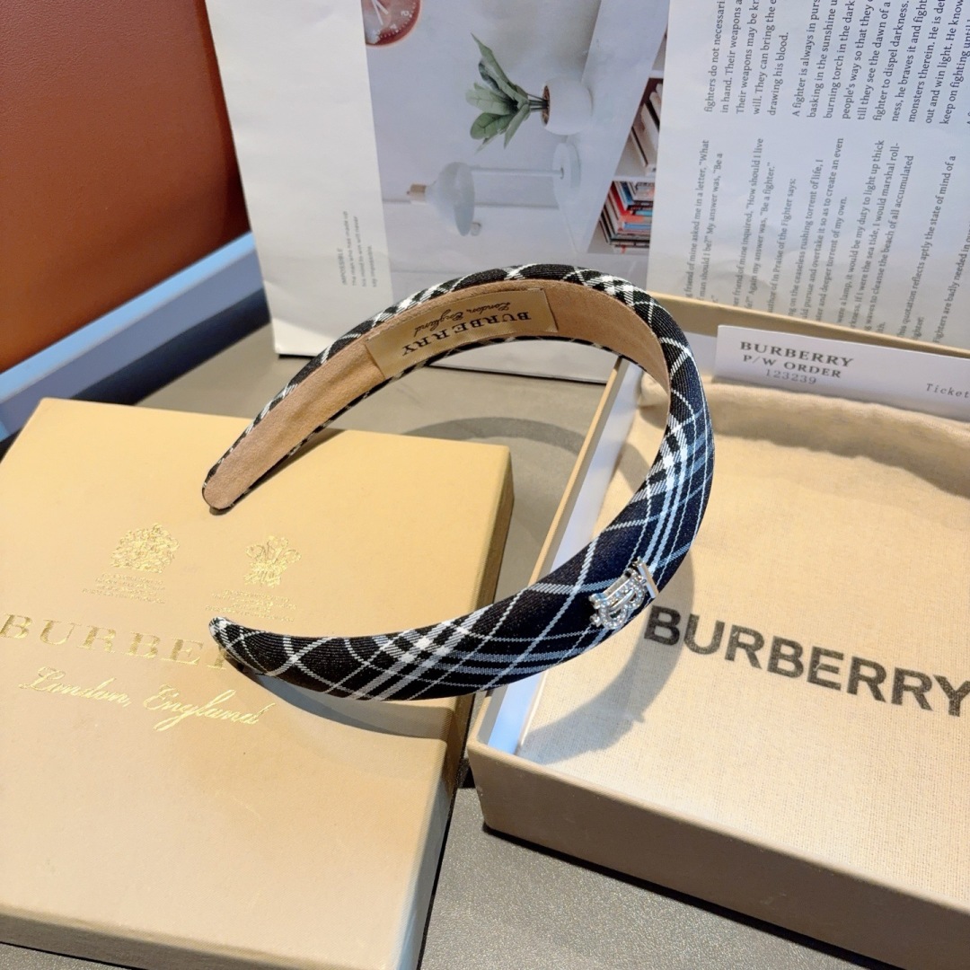 配包装
巴宝莉BURBERRY 新款发箍，客供面料 🎀细节全部实拍！非常耐看又百搭、适合各种场合搭配！