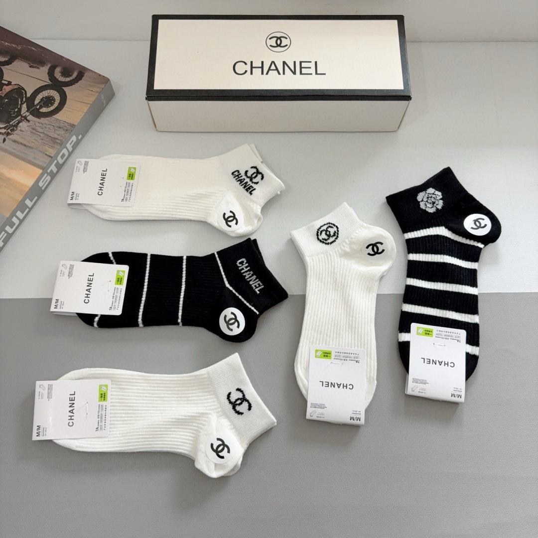 配包装（一盒5双）
CHANEL（香奈儿） 新款高端袜子！爆款字母专柜同步船袜 袜子 💛大牌出街，潮人必