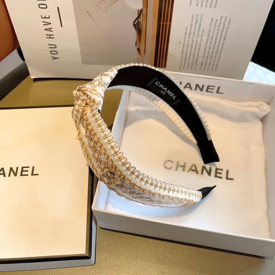 配包装
CHANEL（香奈儿）最新款小香发箍，复古头箍，网红爆款推荐 超精致，时尚百搭！