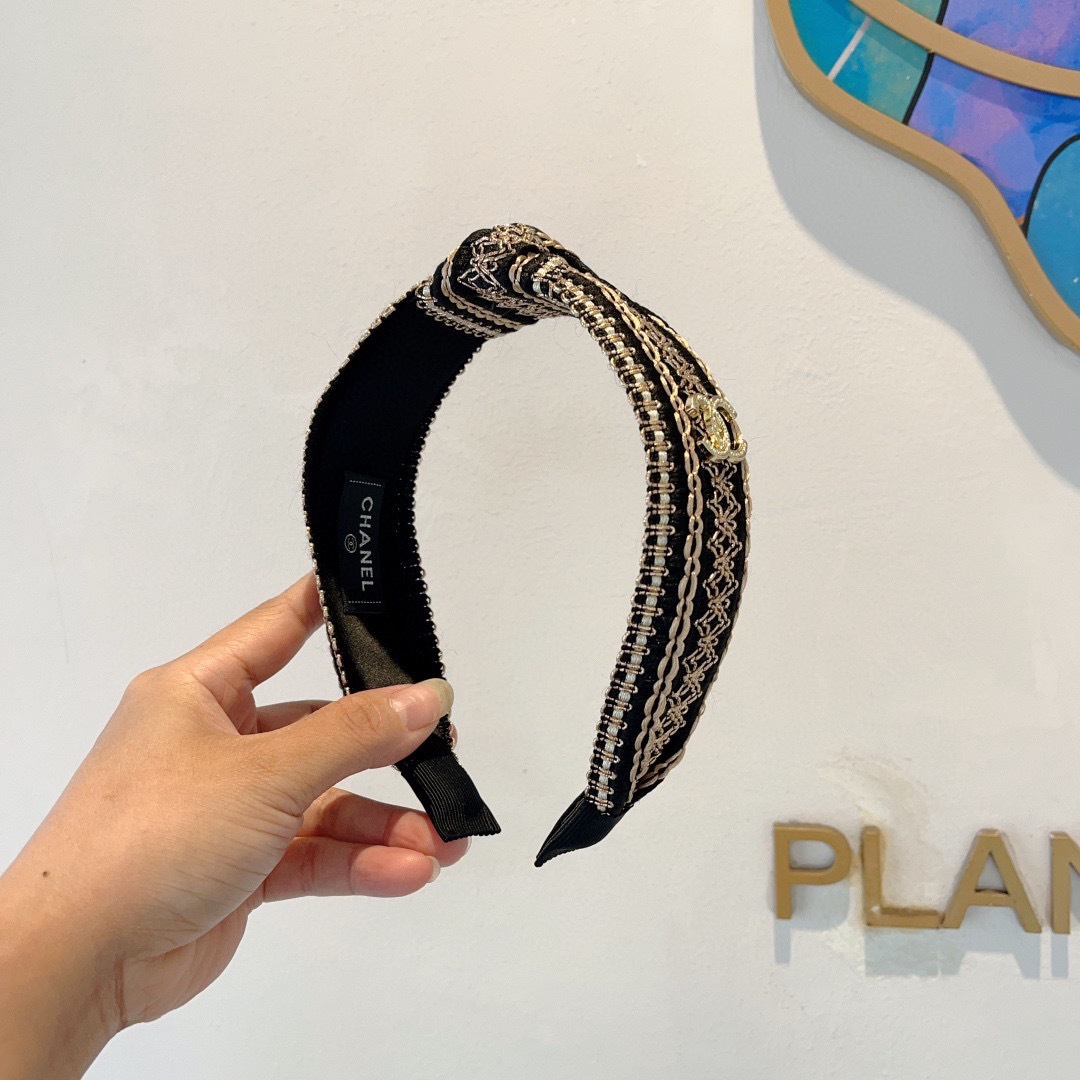 配包装
CHANEL（香奈儿）最新款小香发箍，复古头箍，网红爆款推荐 超精致，时尚百搭！