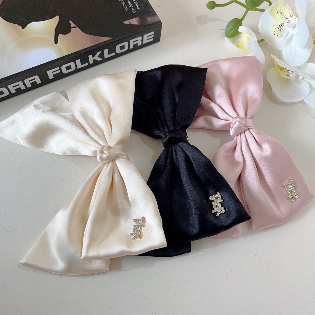 配包装
Dior （迪奥）明星同款蝴蝶结发夹 缎面材质弹弓夹 网红推荐款♥ 经典蝴蝶结头饰，超级百搭哦！