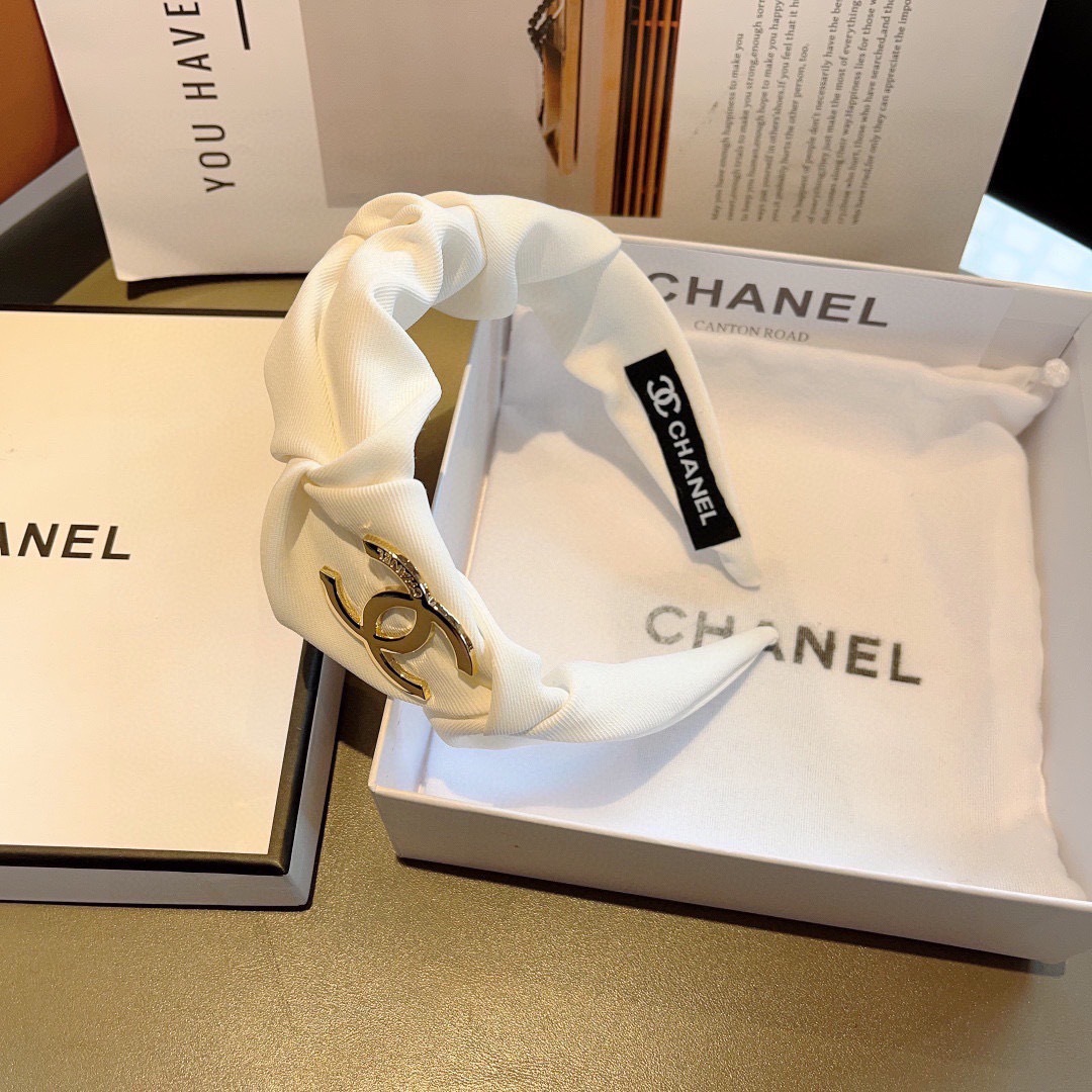 配包装
CHANEL（香奈儿）最新款小香发箍，新品巨显脸小头箍，网红爆款推荐 搭配高端双Ｃlogo ，超