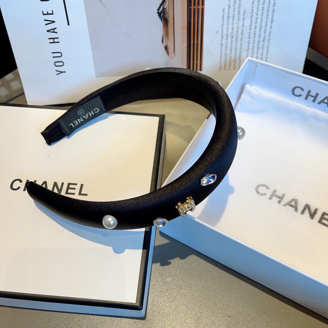 配包装
CHANEL（香奈儿）新款小香发箍，氛围感法式复古贴钻缎面头箍、网红爆款推荐 搭配高端材质，时尚
