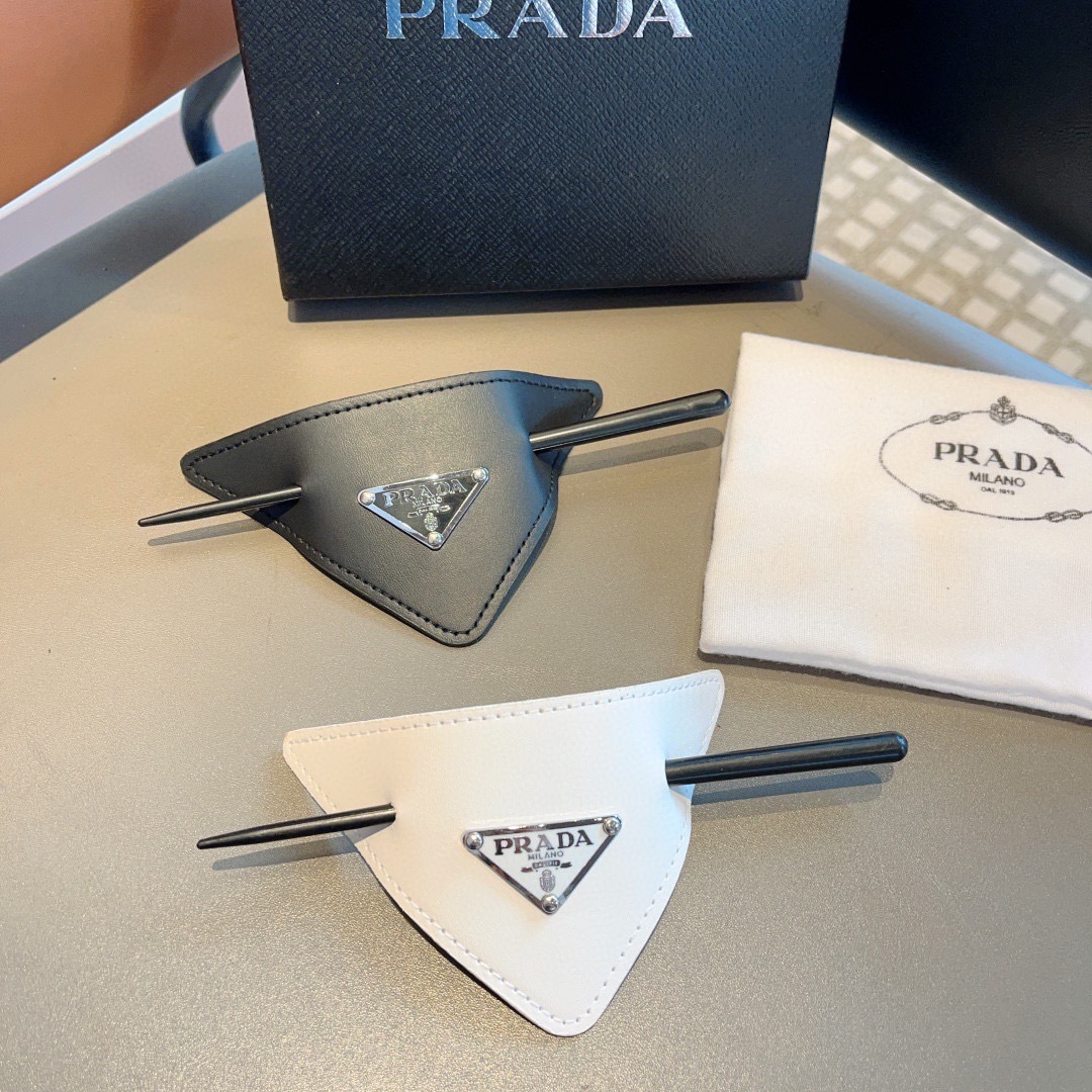 配包装
PRADA（普拉达）三角标欧美法式复古时髦羊皮发簪头饰，佩戴舒适无压力，造型搭配必备！非常时尚百