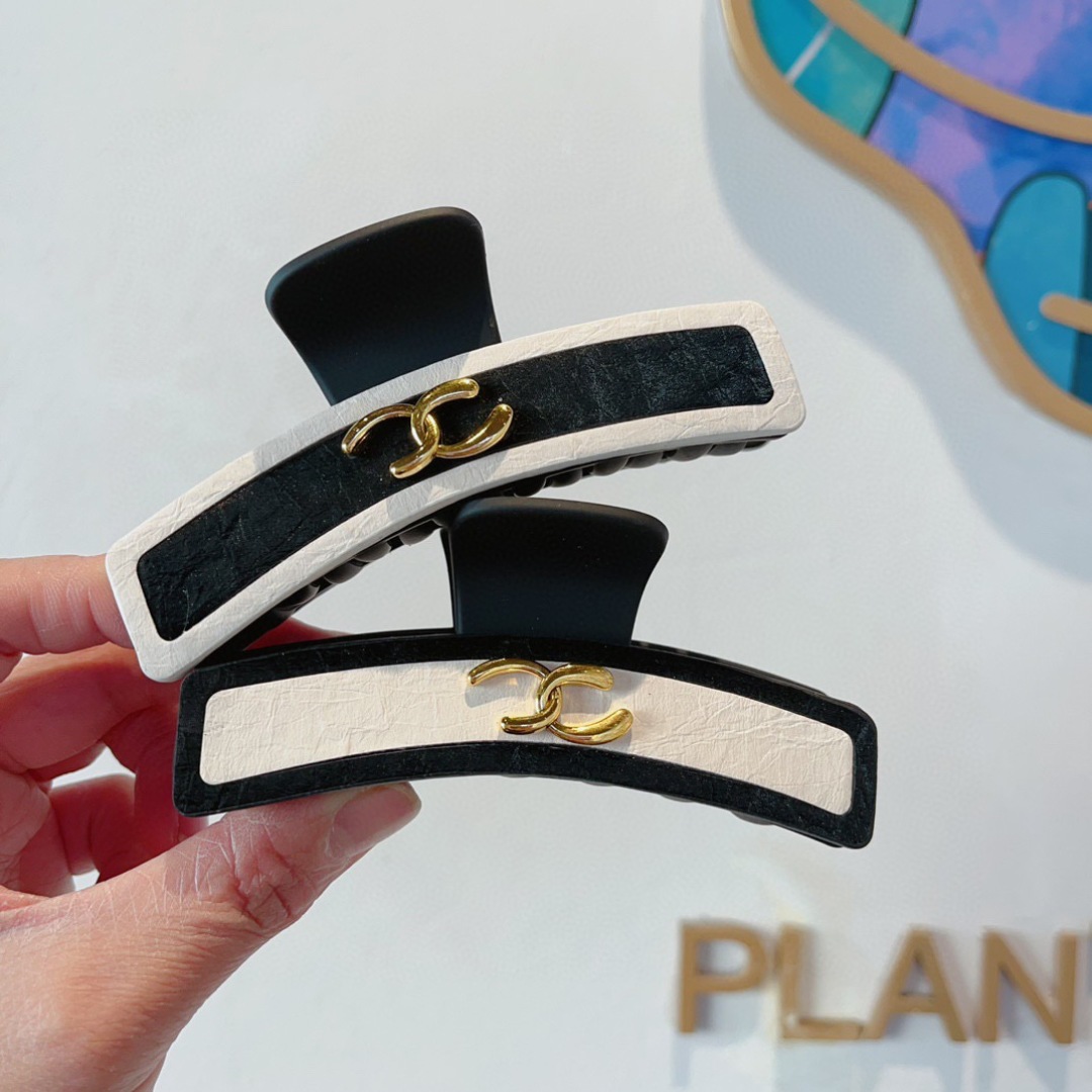 配包装
CHANEL（香奈儿） 新款复古皮质抓夹 鸭嘴夹发夹，经典字母logo弹簧夹， 超精致，转图必爆