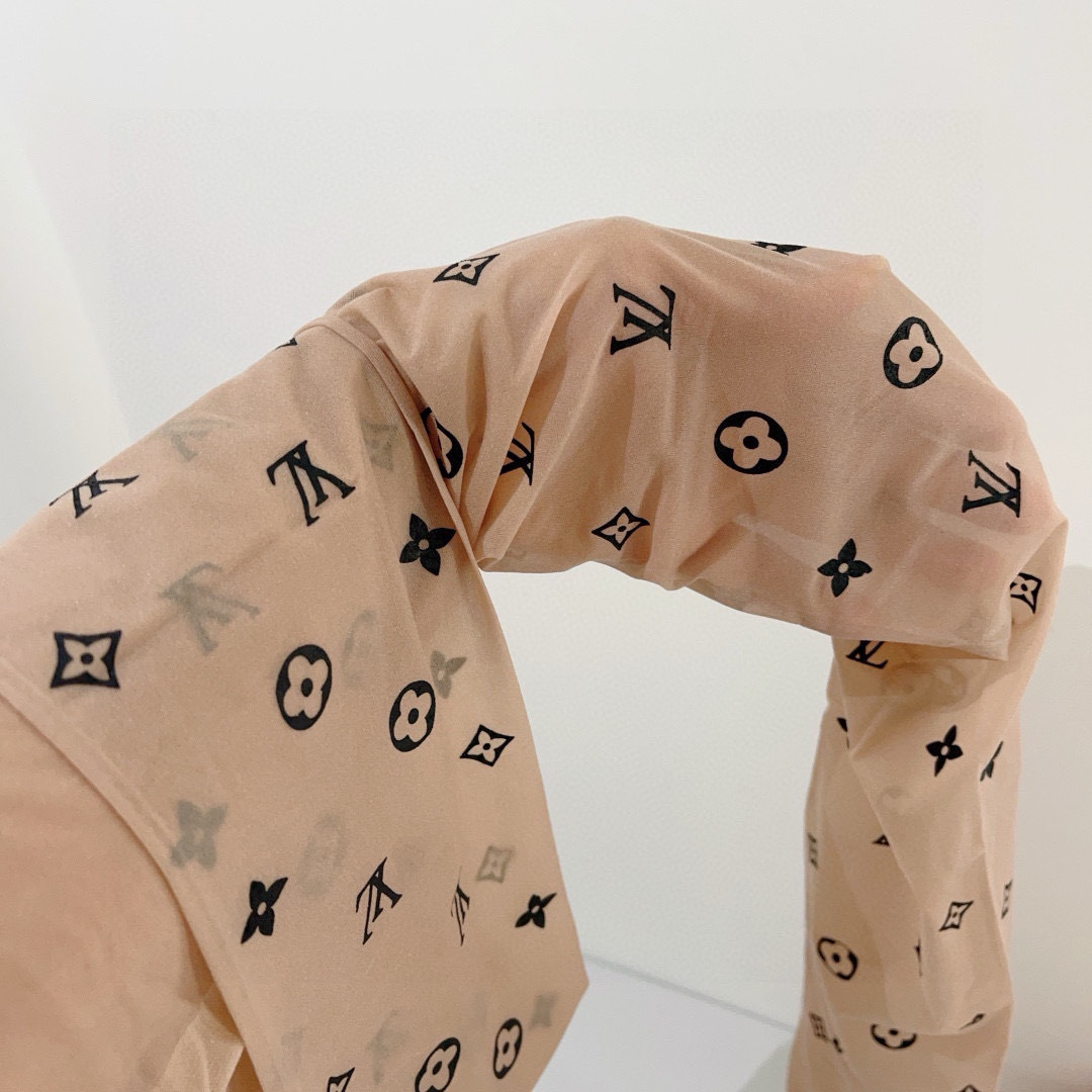 配包装（一盒1双）
LV 路易威登 爆款字母袜子连裤袜🌟好看到爆炸 ，欧美大牌丝袜🔥
🌟潮人秋冬必备单品