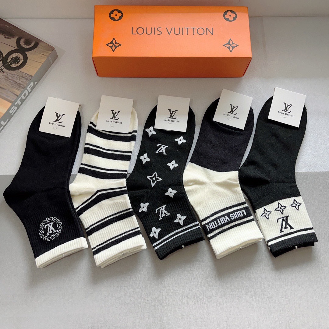 配包装（一盒5双） 
🌟 LV 路易威登 超火中筒袜子，纯棉面料，潮人必备款，经典字母logo中筒袜，个