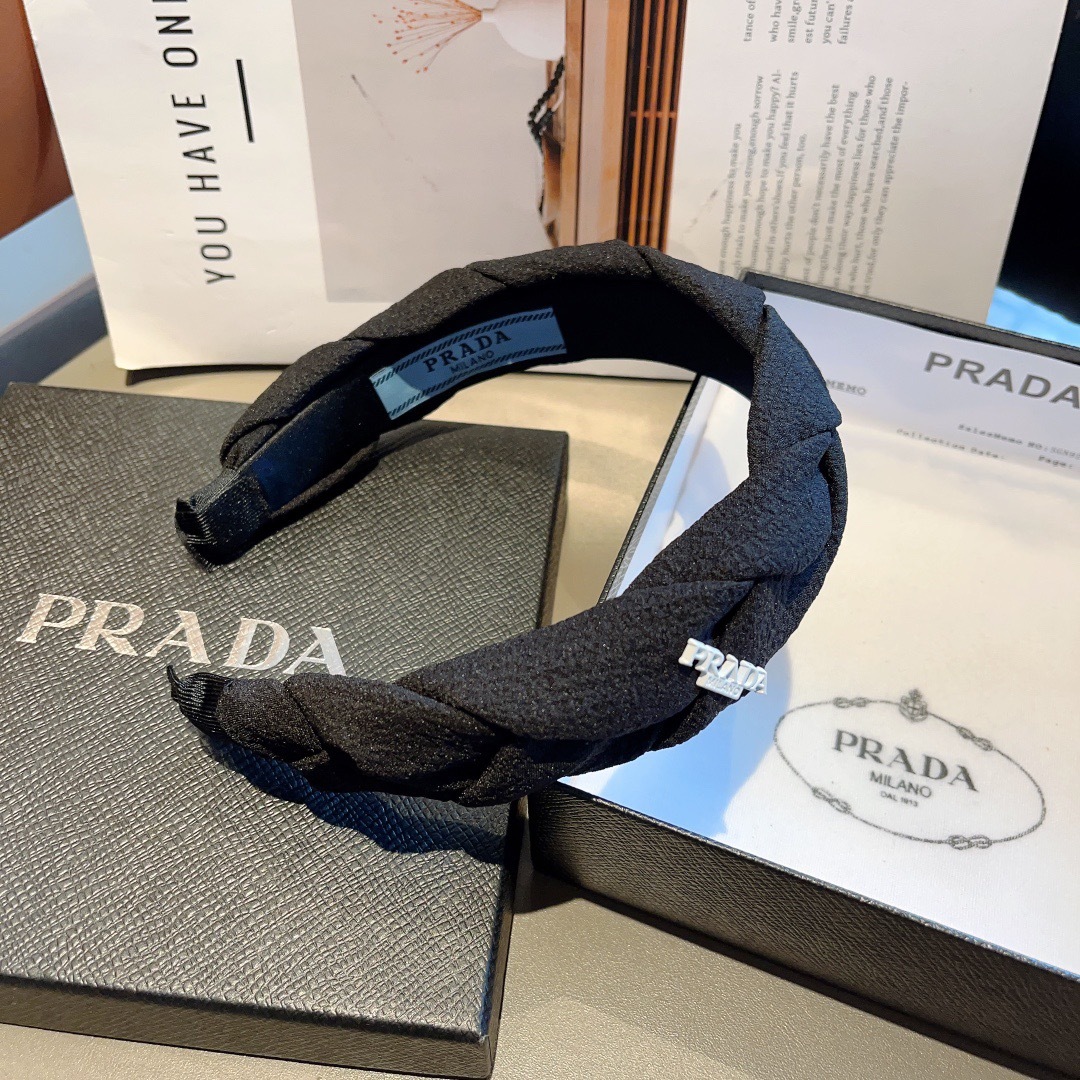 配包装
PRADA （普拉达） 新款潮流发箍。气质女神必备单品。非常百搭，时尚潮流， 戴上它满满的高大上