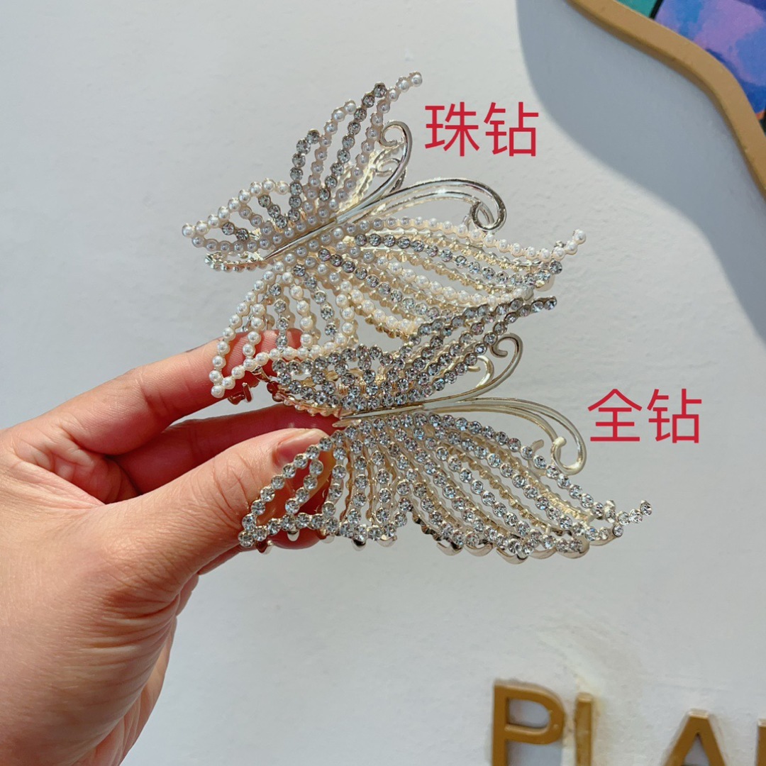 配包装
ＣＨＡＮＥＬ香奈儿镶钻珍珠轻奢简约抓夹，网红时尚潮流，女神必备单品，超级精致哦!名媛范儿。