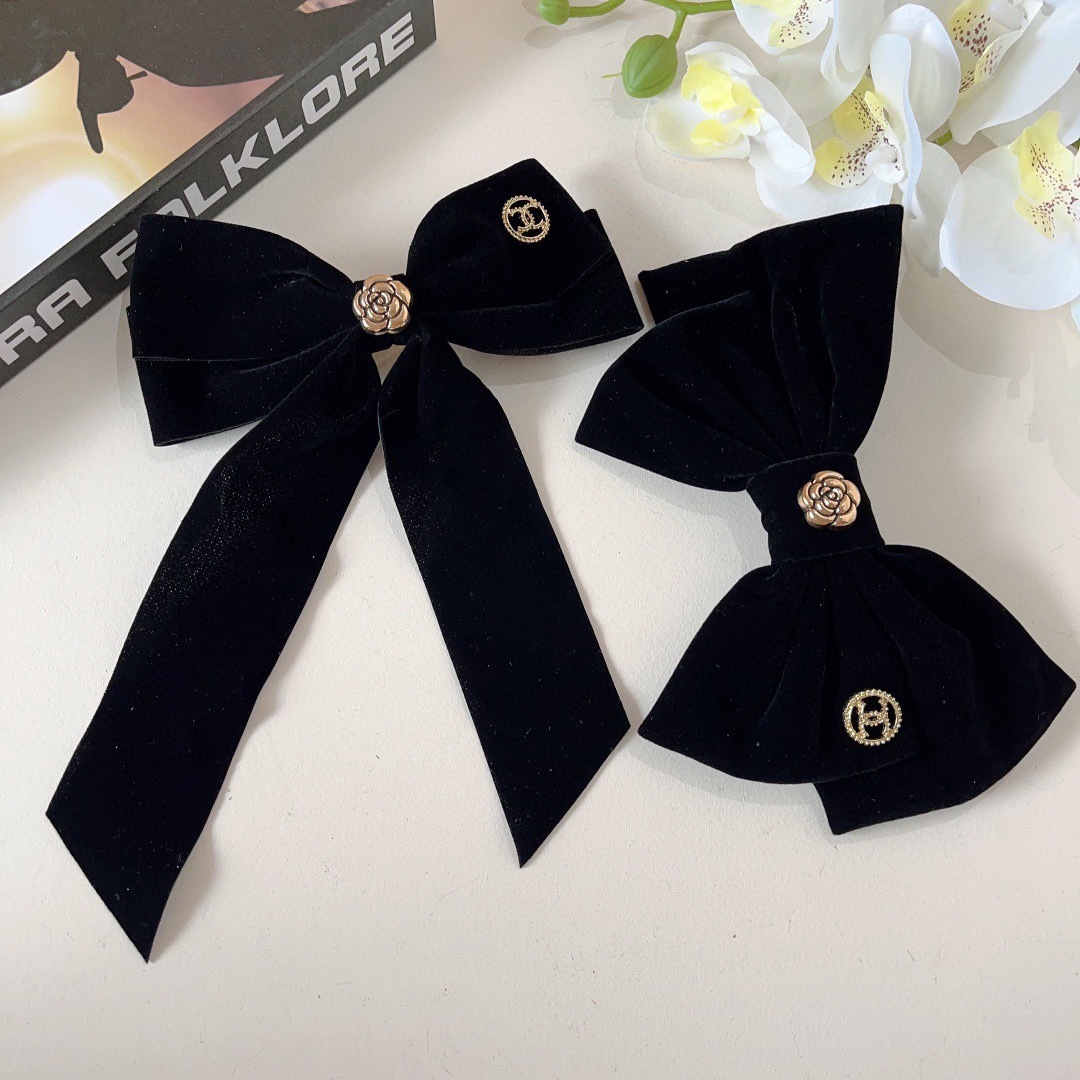 配包装
CHANEL （香奈儿）明星同款蝴蝶结抓夹发夹 弹弓夹 网红推荐款♥ 复古蝴蝶结款，超级百搭哦！