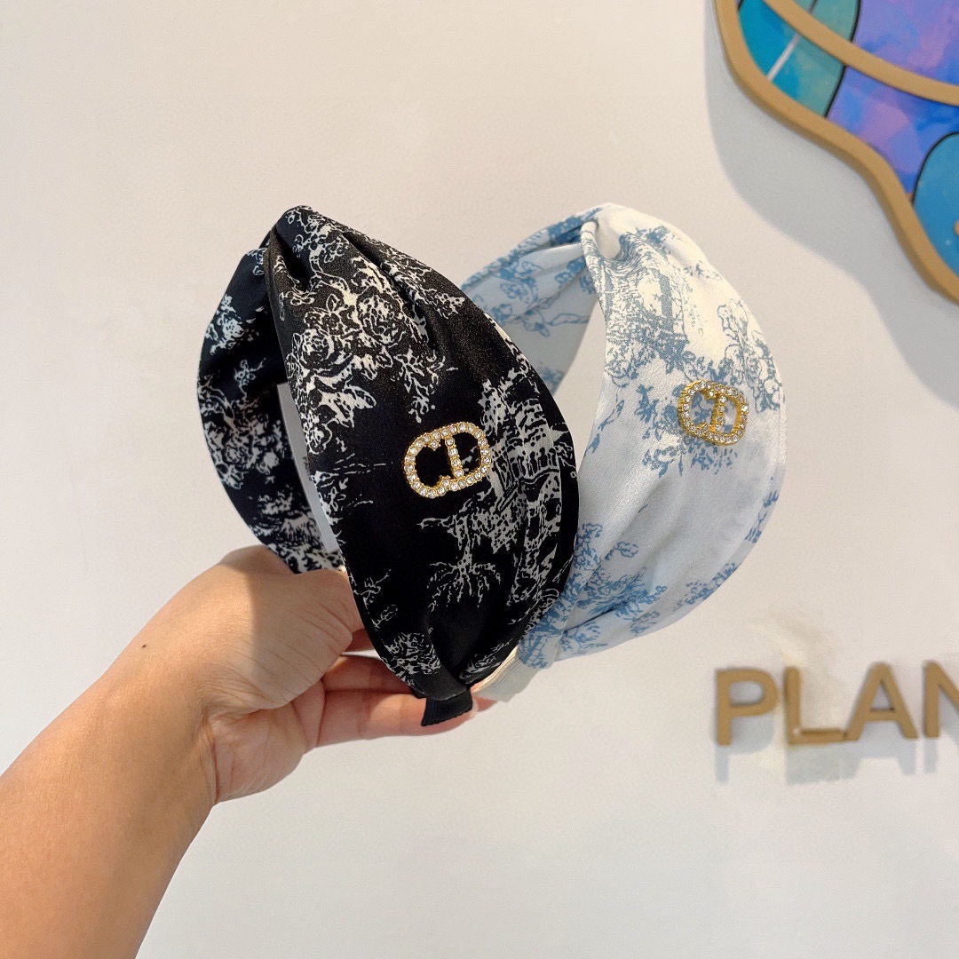 配包装
Dior（迪奥） 火爆新款D字母真丝宽版发箍,专柜品质 让你的魅力绽放 清新淑女范让时尚更简单。