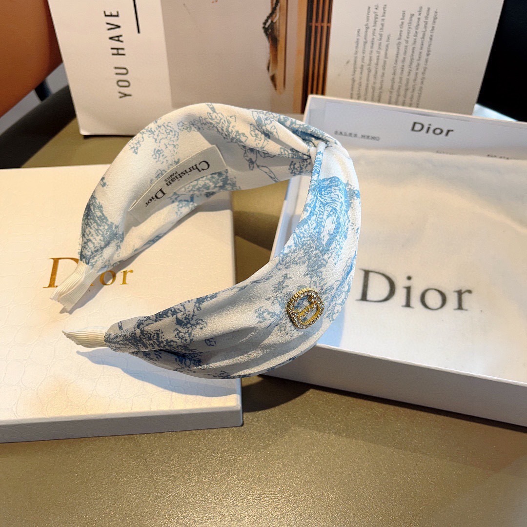 配包装
Dior（迪奥） 火爆新款D字母真丝宽版发箍,专柜品质 让你的魅力绽放 清新淑女范让时尚更简单。