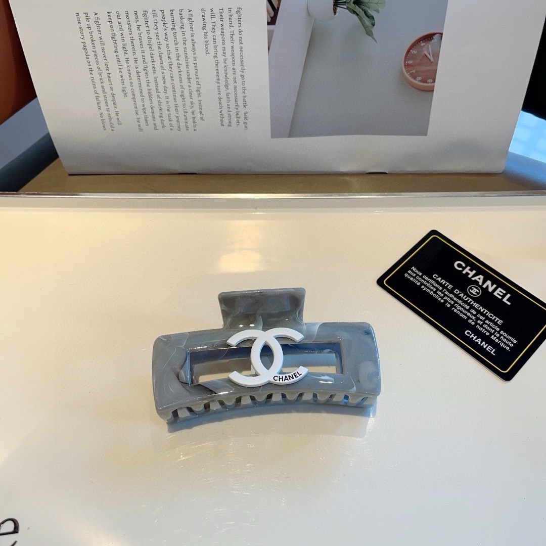 配包装
CHANEL （香奈儿） 欧美新款潮流抓夹，明星同款 女神必备单品，非常百搭，时尚发夹， 戴上它