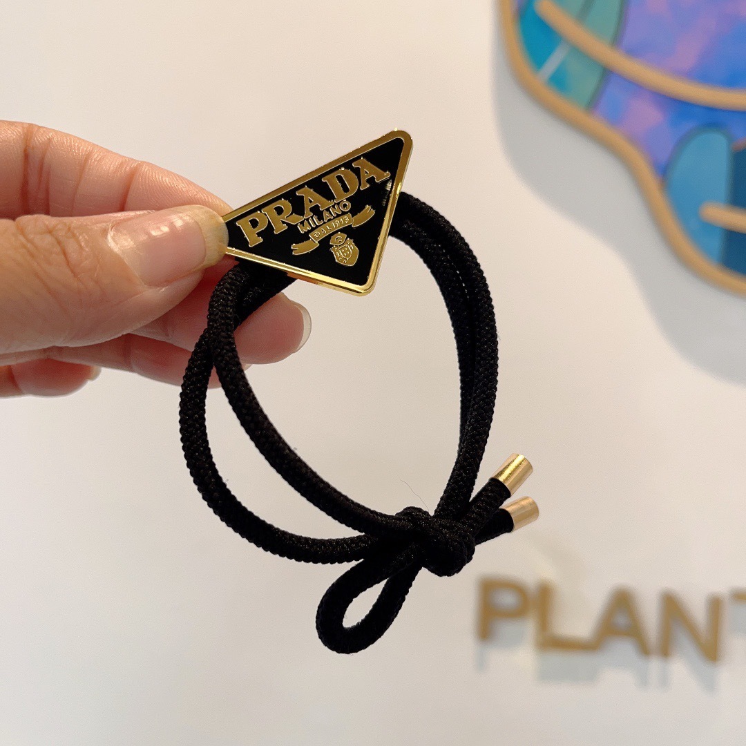 配包装 （三件套）
PRADA （普拉达）明星同款发箍 弹弓夹 皮筋  网红推荐款♥ 经典蝴蝶结头饰，超