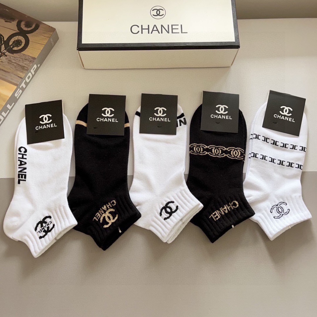 配包装（一盒5双）
CHANEL 香奈儿经典短款袜子❗️高版本纯棉材质柔软，秒杀市场普通货，经典的双C图