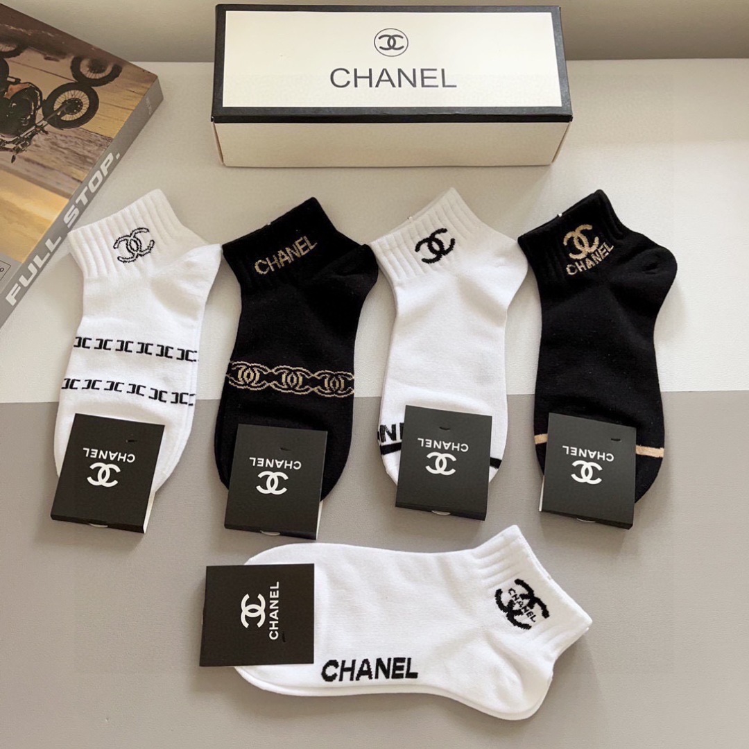 配包装（一盒5双）
CHANEL 香奈儿经典短款袜子❗️高版本纯棉材质柔软，秒杀市场普通货，经典的双C图