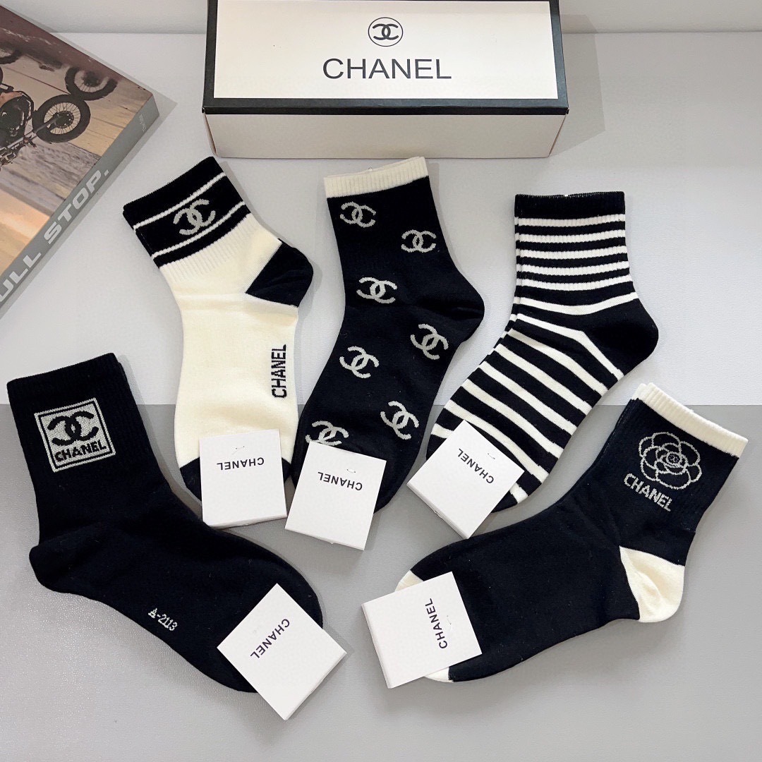 配包装（一盒5双）
CHANEL 香奈儿经典中筒袜子❗️高版本纯棉材质柔软，秒杀市场普通货，经典的双C图