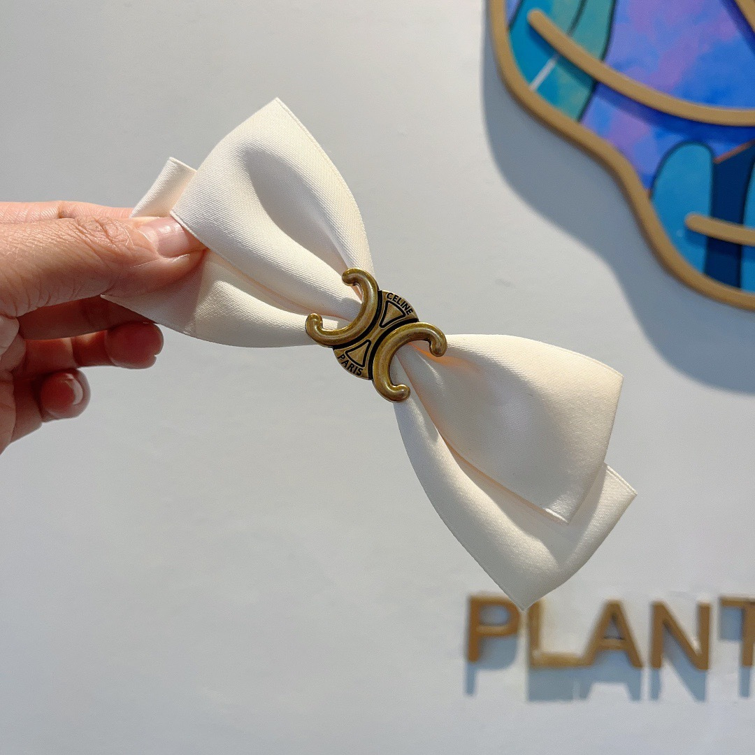 NO:370701,Packaging CELINE Arc de Triomphe new hairpin, classic letters large bow spring clip, super exquisite and versatile, it will be a hit when you turn pictures!  The same style of hairpins, hairpins, celine, celine, hairpins19860909配包装 CELINE（赛琳） 凯旋门新款发夹,经典字母大蝴蝶结弹簧夹, 超精致百搭,转图必爆哈！网红同款发夹,发夹,celine,celine,hairpins,accessory