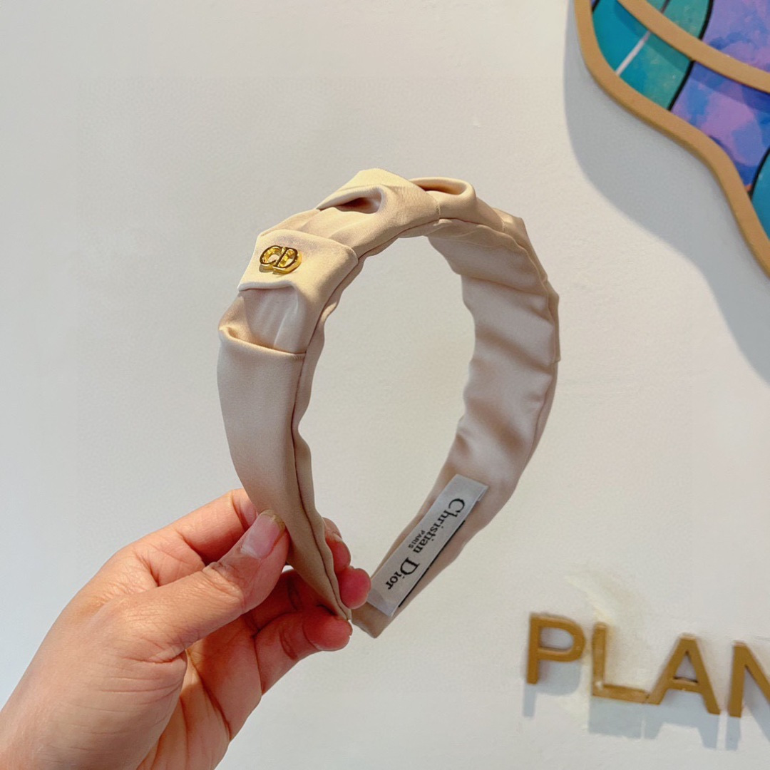 NO:370693,Packaging Dior (Dior) New wide-edge high-quality headband, popular internet celebrity anti-slip headband, let your charm bloom, the fresh ladylike style makes fashion simpler. Hairpins, hairpins, dior, dior, hairpins19860909配包装 Dior（迪奥） 新款宽边高级感大牌发箍, 网红爆款防滑头箍、让你的魅力绽放 清新淑女范让时尚更简单.发夹,发夹,dior,dior,hairpins,accessory