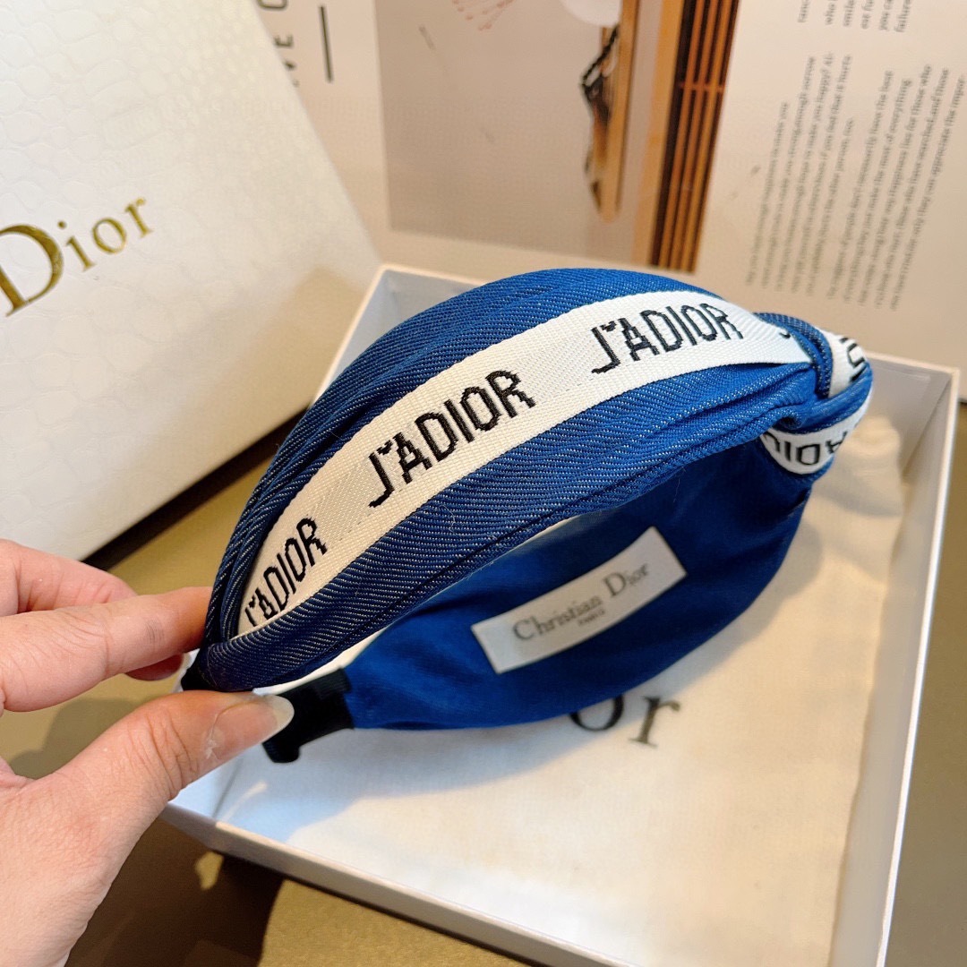 配包装
Dior（迪奥） 经典新款打结牛仔布发箍,专柜原单货，让你的魅力绽放 清新淑女范让时尚更简单。