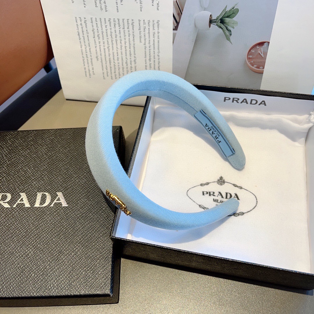 配包装
PRADA （普拉达）新款潮流字母发箍 头箍 气质女神必备单品，非常百搭，时尚潮流款。多少可选