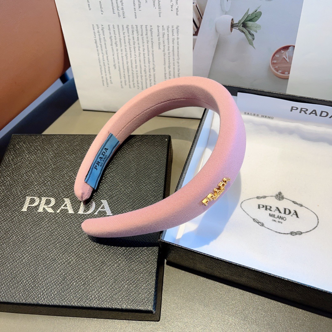 配包装
PRADA （普拉达）新款潮流字母发箍 头箍 气质女神必备单品，非常百搭，时尚潮流款。多少可选