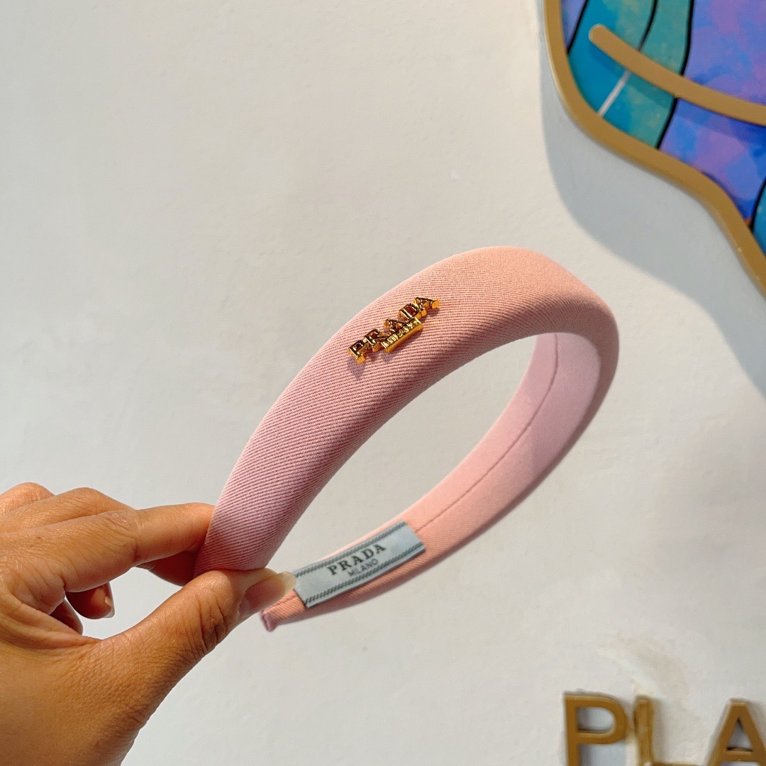 配包装
PRADA （普拉达）新款潮流字母发箍 头箍 气质女神必备单品，非常百搭，时尚潮流款。多少可选