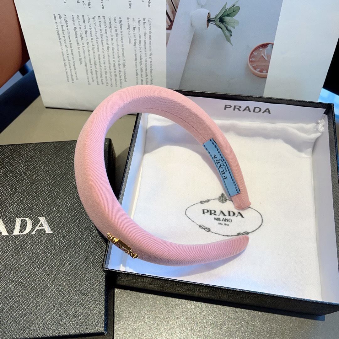 配包装
PRADA （普拉达）新款潮流字母发箍 头箍 气质女神必备单品，非常百搭，时尚潮流款。多少可选