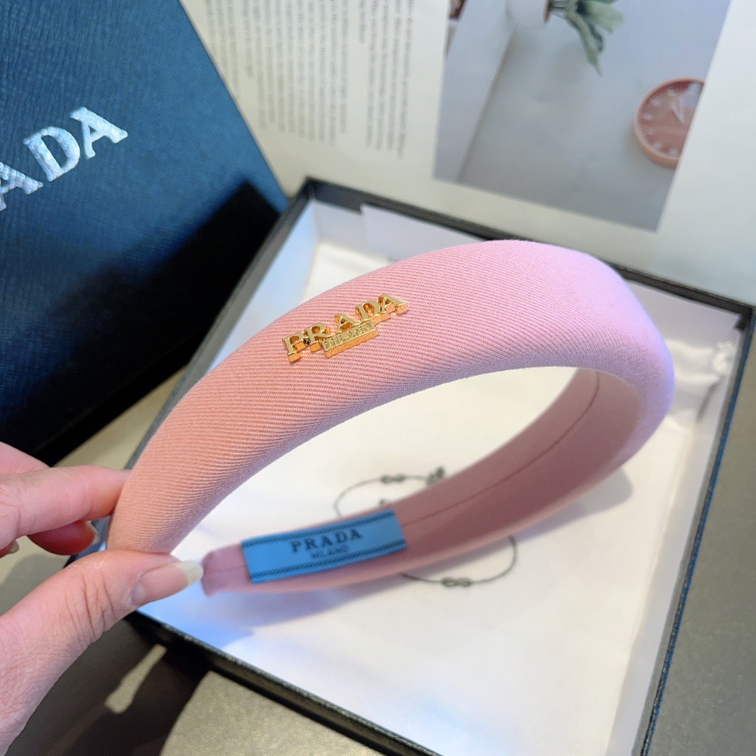 配包装
PRADA （普拉达）新款潮流字母发箍 头箍 气质女神必备单品，非常百搭，时尚潮流款。多少可选