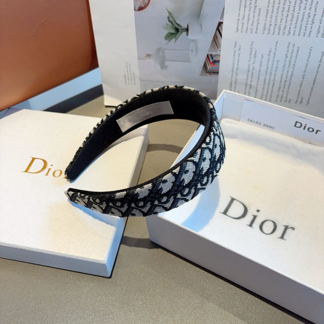 配包装
Dior（迪奥） 高版本新款经典字母宽版发箍,专柜品质 让你的魅力绽放 清新淑女范让时尚更简单。