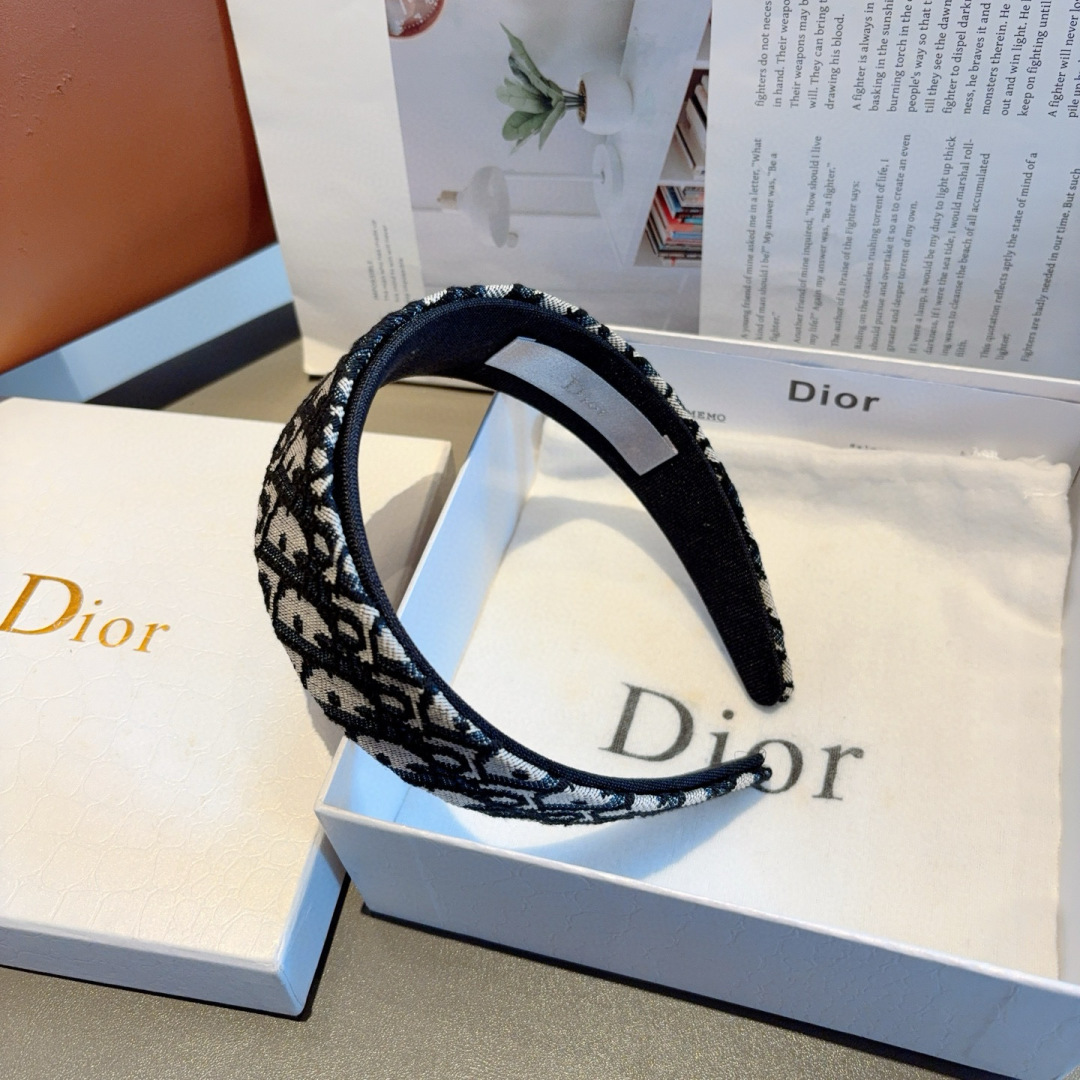 配包装
Dior（迪奥） 高版本新款经典字母宽版发箍,专柜品质 让你的魅力绽放 清新淑女范让时尚更简单。