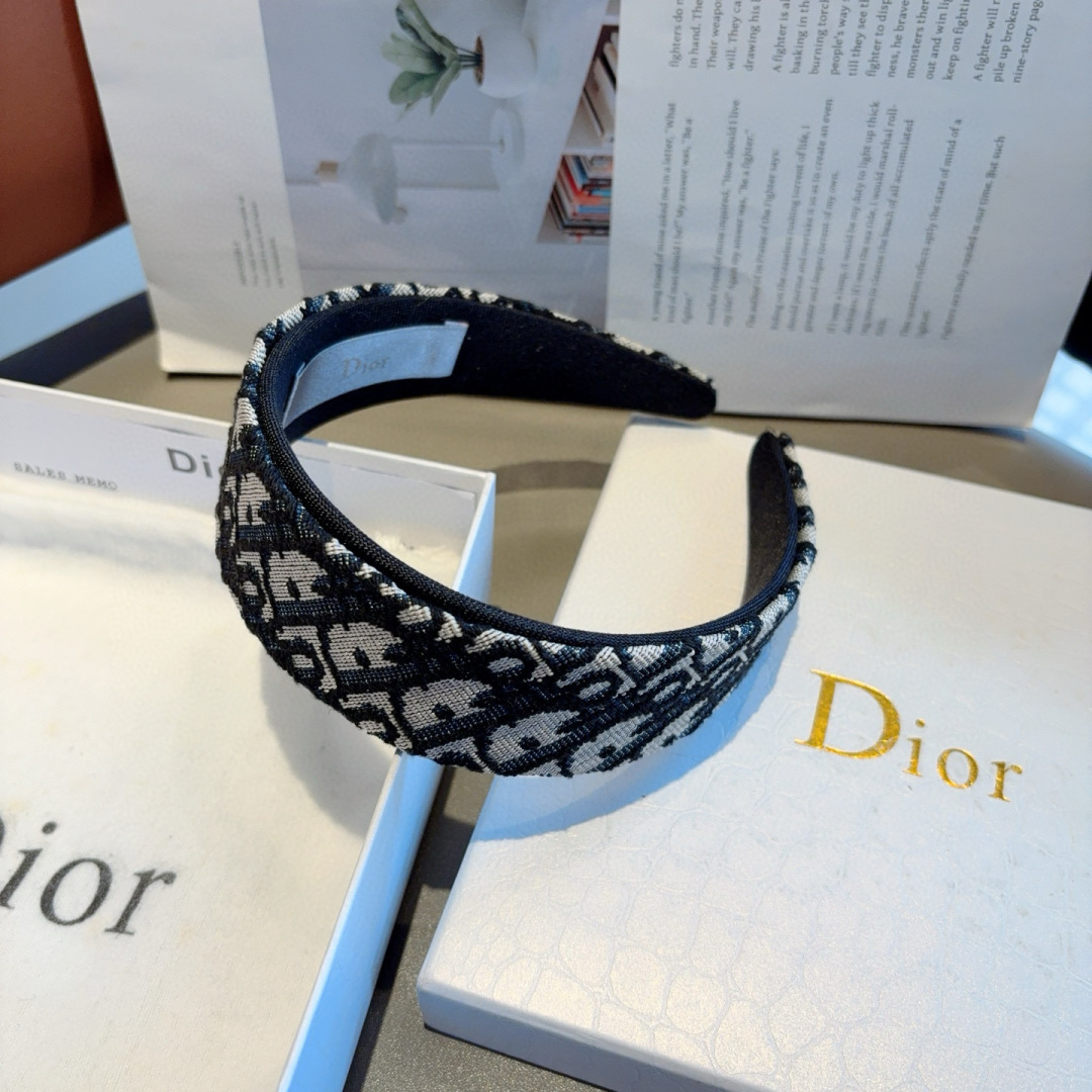 配包装
Dior（迪奥） 高版本新款经典字母宽版发箍,专柜品质 让你的魅力绽放 清新淑女范让时尚更简单。