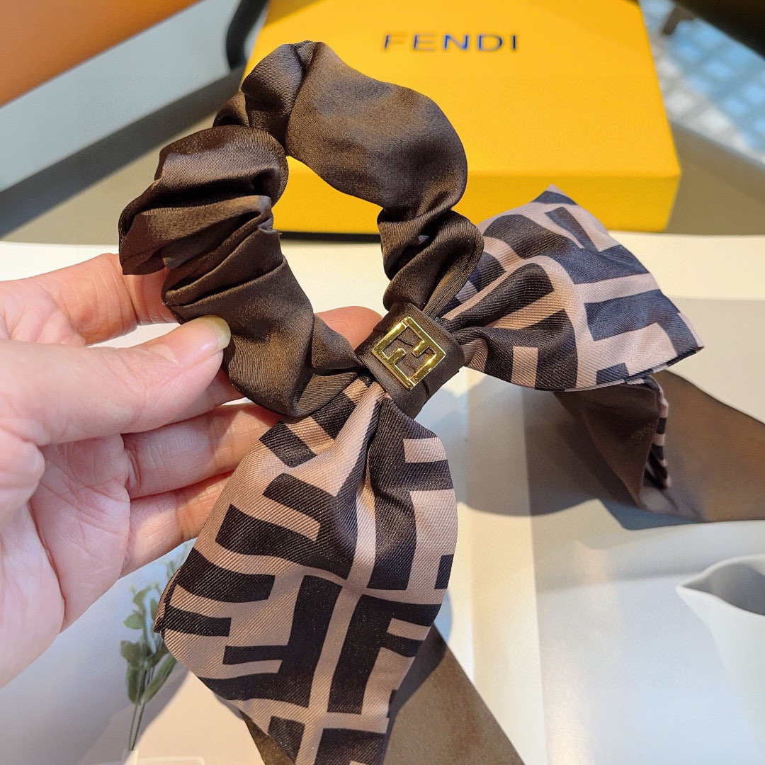 配包装 
FENDI （芬迪） 原单进口肠圈，经典双层蝴蝶结飘带 发圈，专柜品质，复古经典款， 高端大气