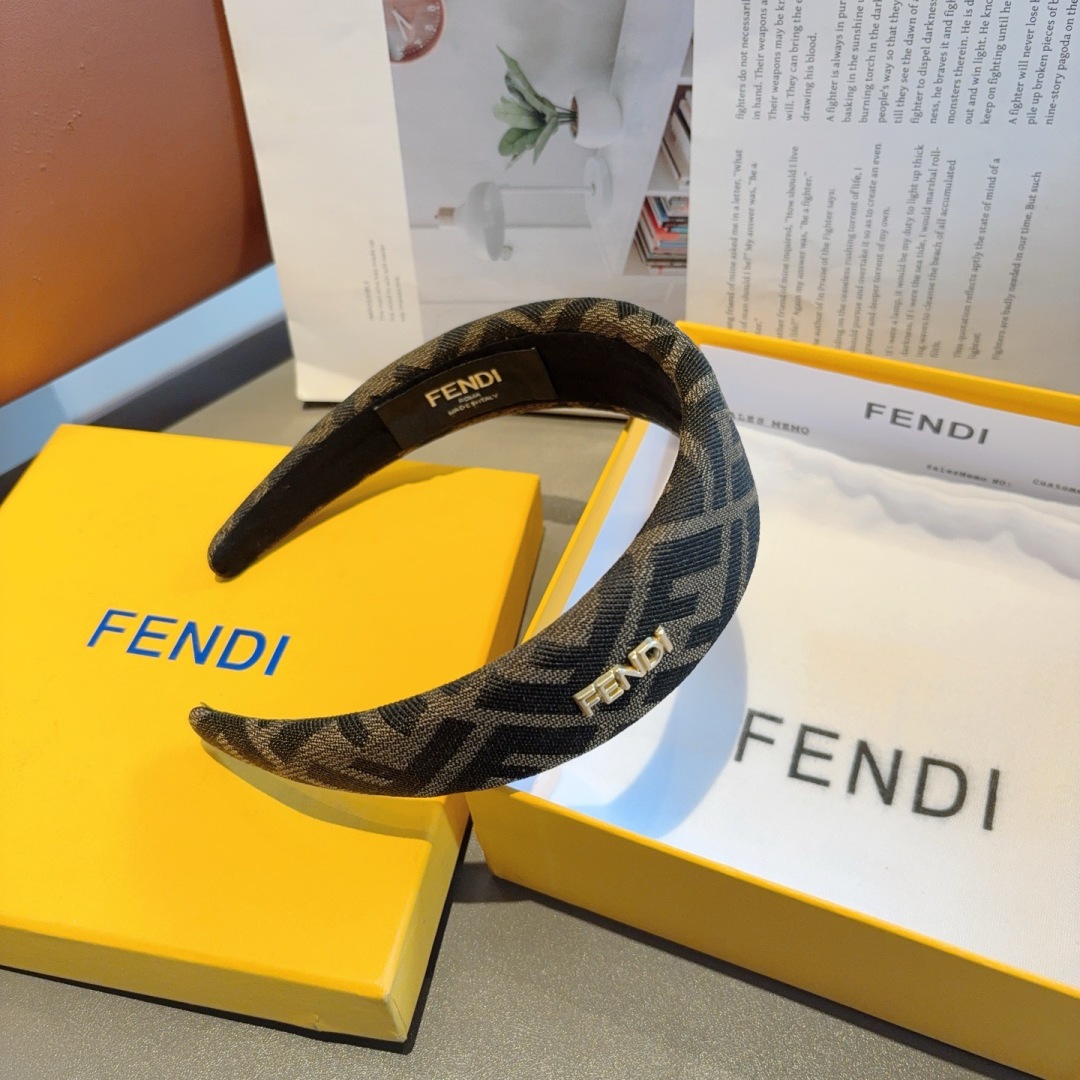 配包装
FENDI 芬迪 火爆新款发箍，复古头箍，简约百搭，潮女必备品，超级的高大上！
