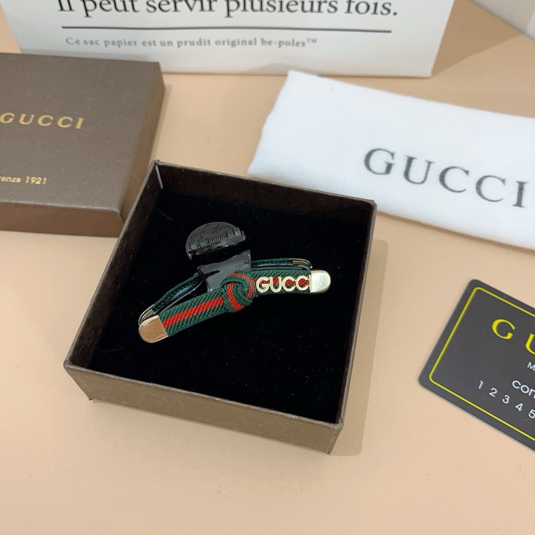 配包装 单个
Gucci （古奇） 专柜新款发夹，经典甜美公主风 大牌高级感抓夹。超精致，网红爆款！