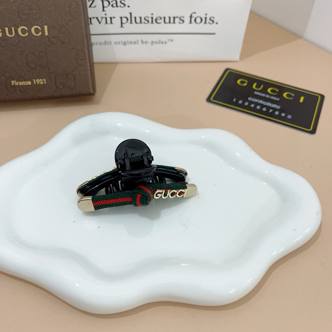 配包装 单个
Gucci （古奇） 专柜新款发夹，经典甜美公主风 大牌高级感抓夹。超精致，网红爆款！