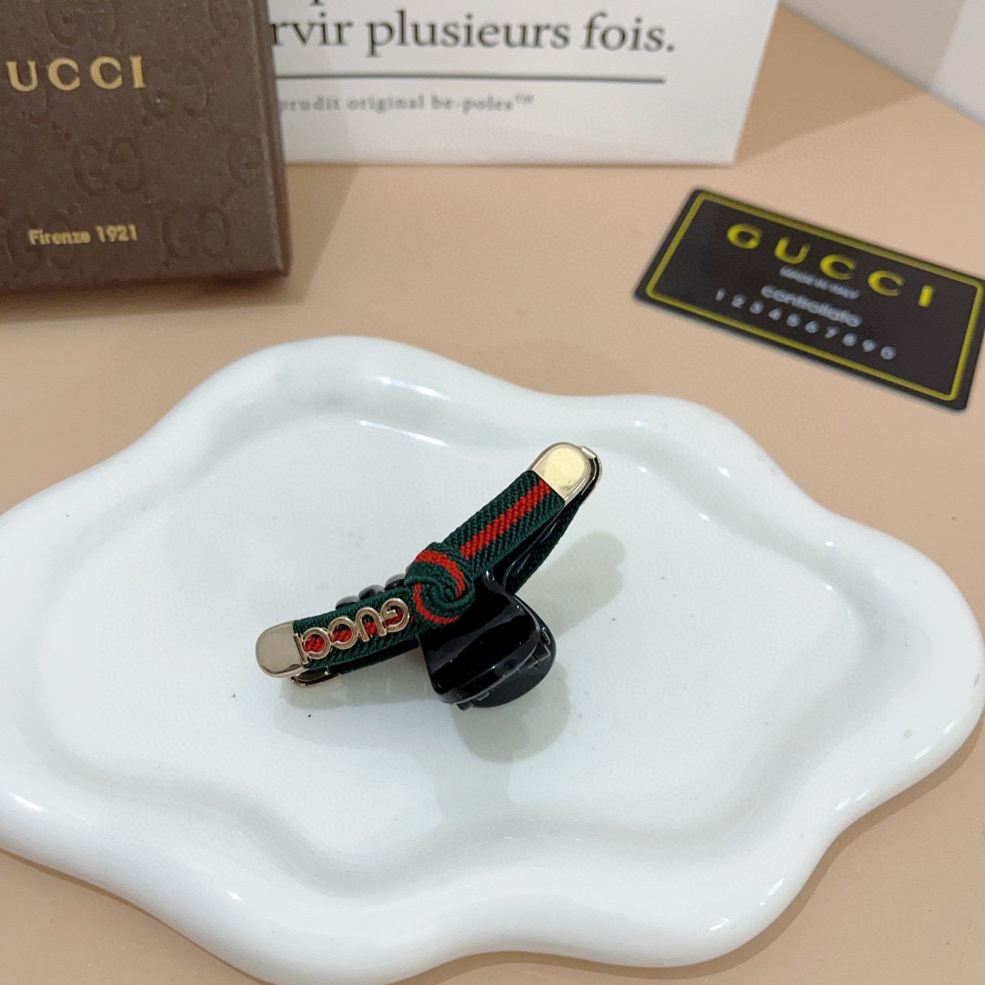 配包装 单个
Gucci （古奇） 专柜新款发夹，经典甜美公主风 大牌高级感抓夹。超精致，网红爆款！