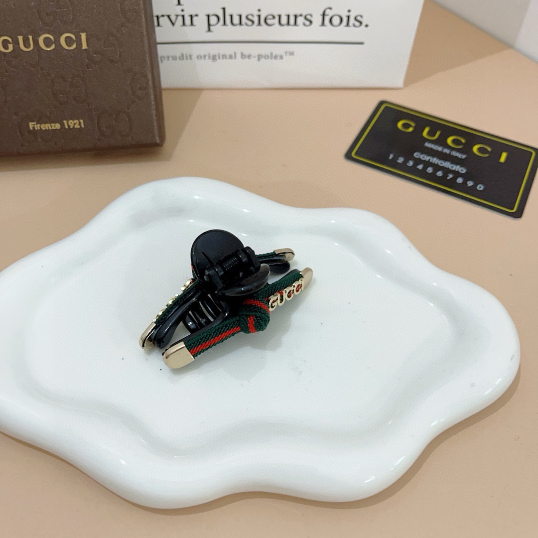 配包装 单个
Gucci （古奇） 专柜新款发夹，经典甜美公主风 大牌高级感抓夹。超精致，网红爆款！